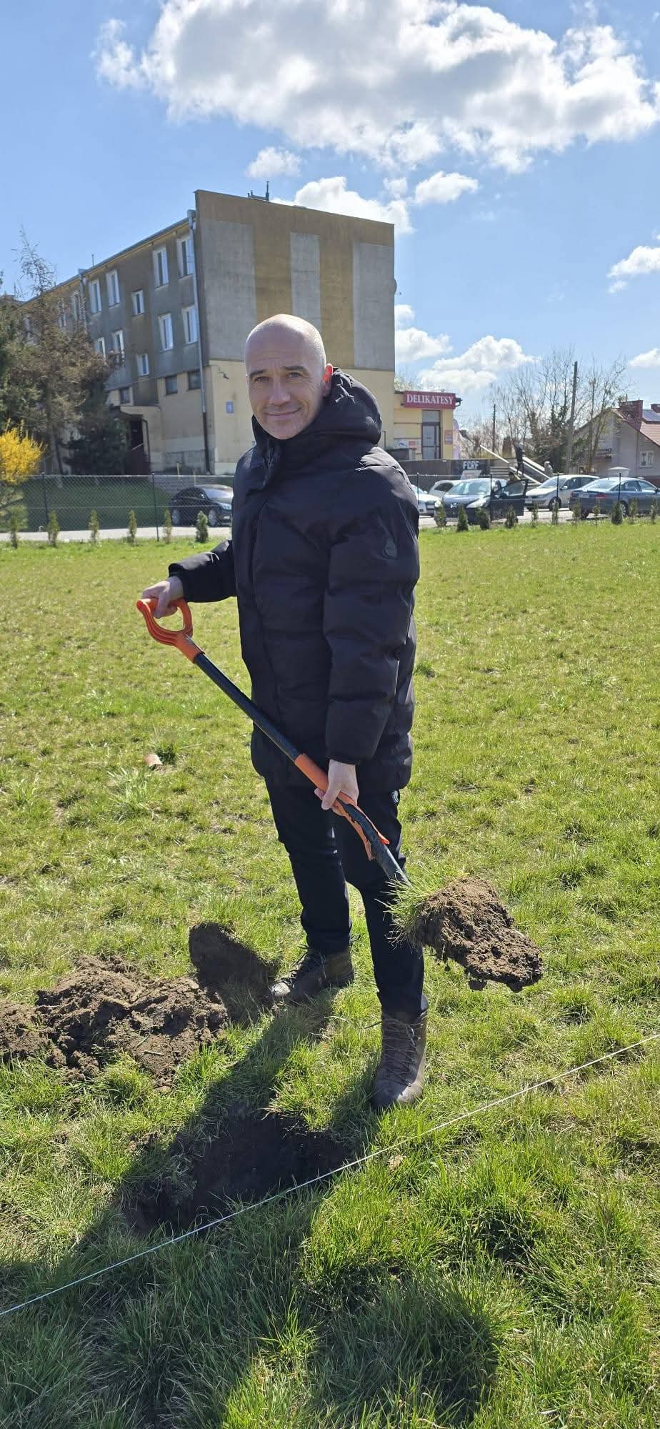 Sadzenie drzew na rekreacyjnych błoniach osiedlowych