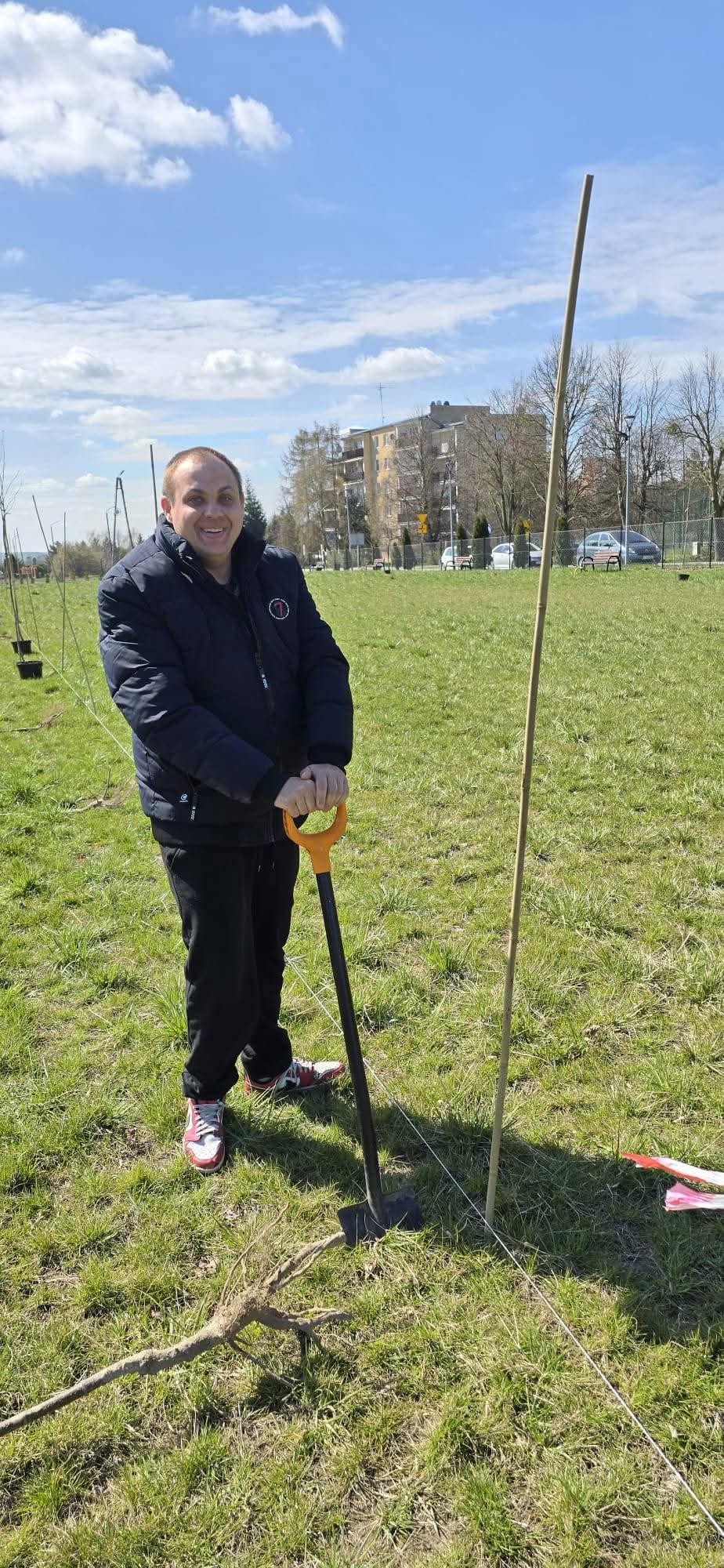 Sadzenie drzew na rekreacyjnych błoniach osiedlowych