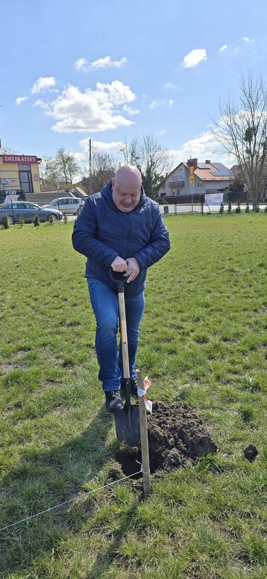 Sadzenie drzew na rekreacyjnych błoniach osiedlowych