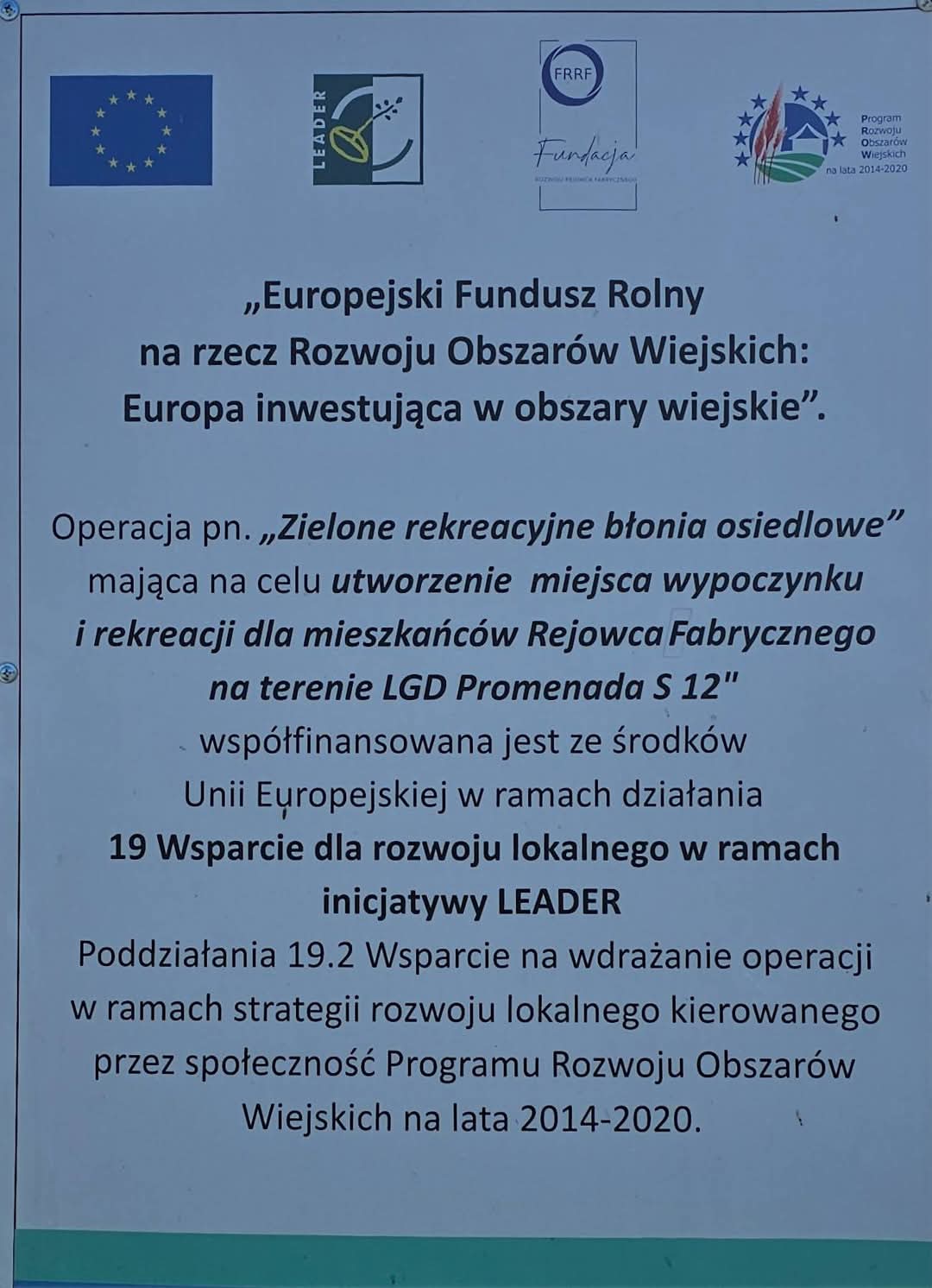 Sadzenie drzew na rekreacyjnych błoniach osiedlowych